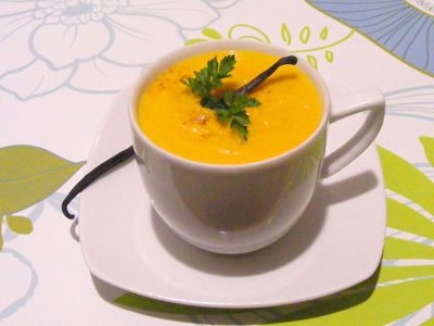 Aksamitna kremowa zupa dyniowa z mlekiem kokosowym i nutą ...