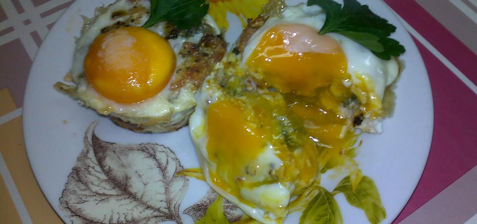 Śniadaniowe babeczki z kurczaka z jajkiem sadzonym