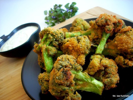 Chrupiące brokuły z sosem czosnkowo-ziołowym