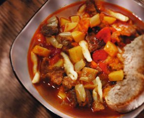 Węgierska zupa gulaszowa  prosty przepis i składniki