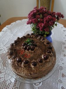 Tort czekoladowy z wiśniami w alkoholu