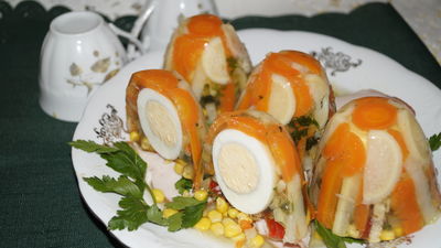 Jajka w warzywach i galaretce.