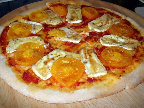 Pizza z serem brie i żółtymi pomidorami