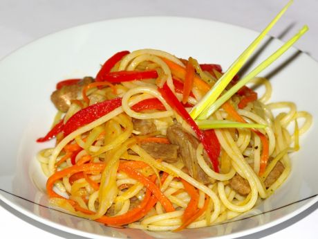 Przepis  spaghetti z wieprzowiną i warzywami przepis