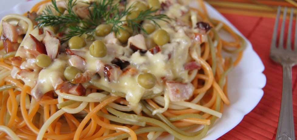 Kolorowe spaghetti z serem mozzarellą (autor: jadwigajaga85 ...
