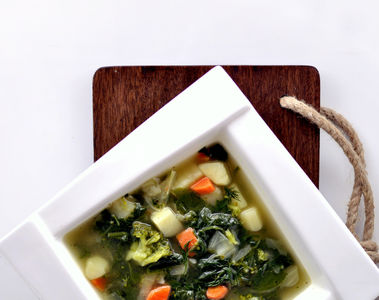 Wegańska zupa ze szpinaku i brokułów