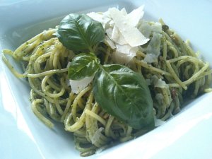 Spaghetti z bazyliowym pesto w towarzystwie parmezanu