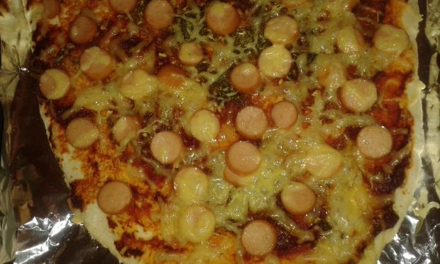 Przepis  pizza z parówkami i serem przepis