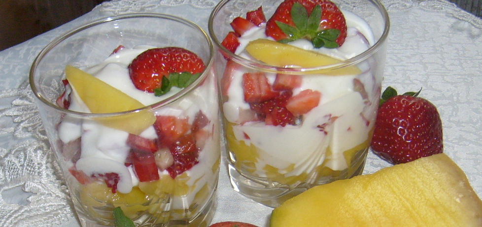Deser jogurtowy z mango i truskawkami (autor ...