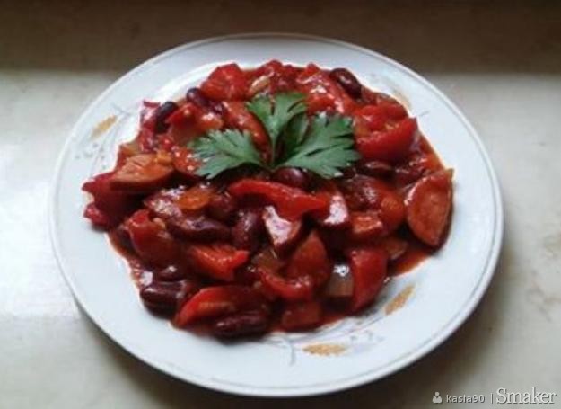 Fasola w paprykowo  pomidorowym sosie