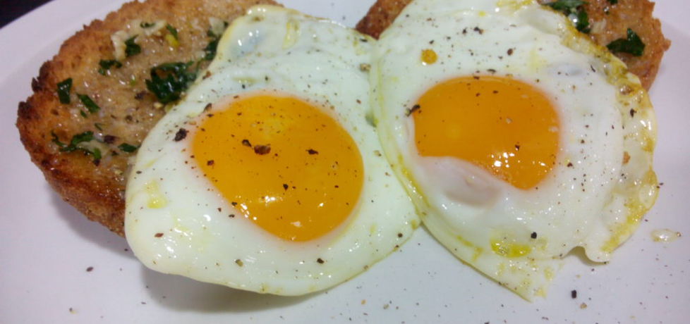 Jajka sadzone na tostach z masłem czosnkowym (autor: justynkag ...