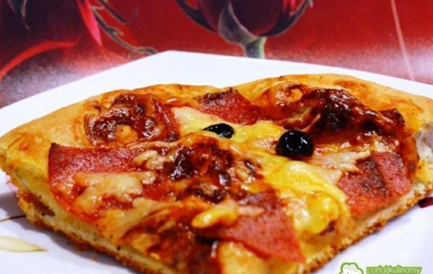 Pizza z salami i oliwkami (pizza)