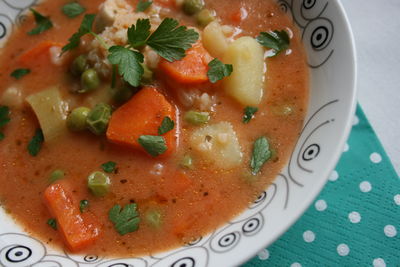 Zupa pomidorowa z ryżem i zielonym groszkiem
