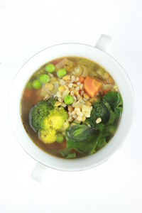 Zielona zupa warzywna z pęczakiem i soczewicą
