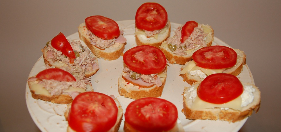 Mini-kanapeczki z pasta oliwkowo-chrzanowo
