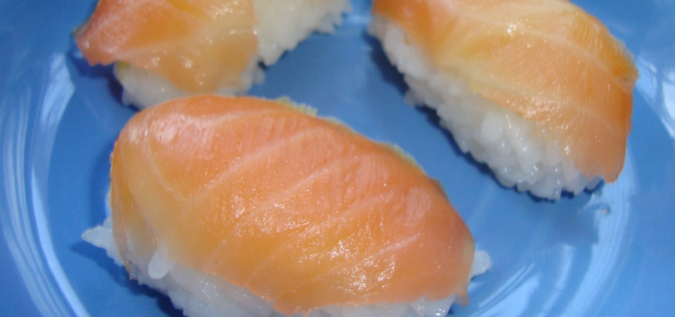 Nigiri sushi z wędzonym łososiem (autor: bami)