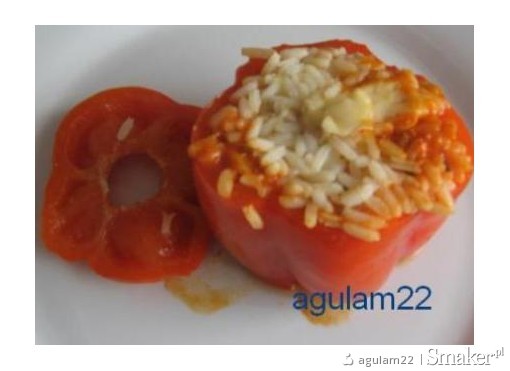 Papryka faszerowana duszona w sosie pomidorowym.