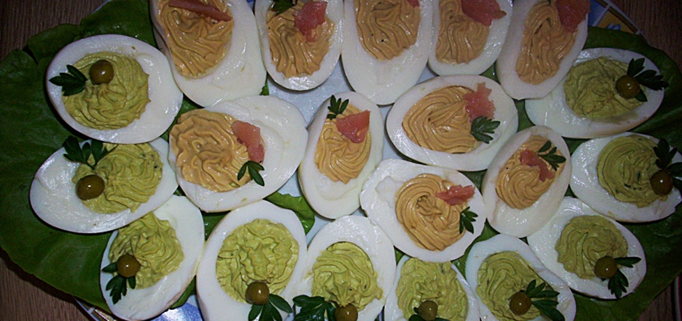 Kolorowe faszerowane jajka (autor: smacznab)