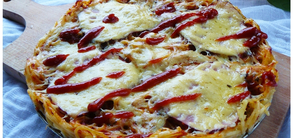 makaronowa pizza z szynką i ciągnącym serem  (autor: ostra
