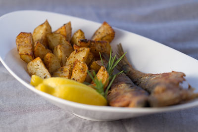 Ryba i pieczone ziemniaki