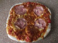 Przepis  pizza z pomidorami, serem i kiełbasą przepis