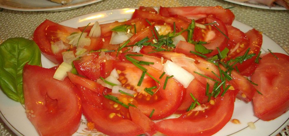 Sałatka z pomidorów ze szczypiorkiem do kolacji z wędlinami (autor ...