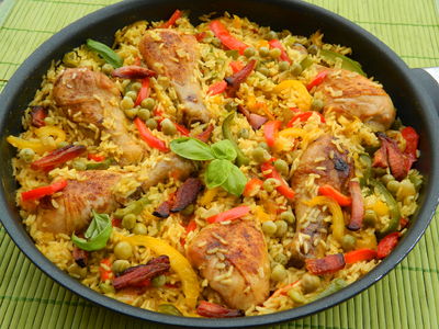 Paella z ryżem i kurczakiem