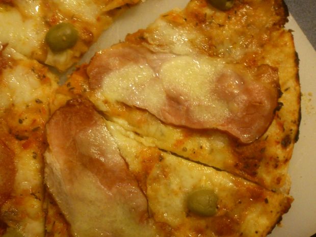 Przepis  pizza z szynką na cieście makaronowym przepis