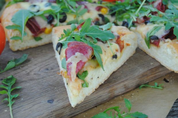 Przepis  pizza z salami i rukolą przepis