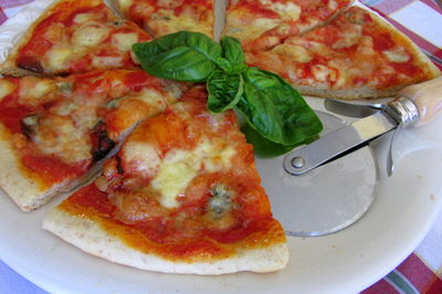 Pizza quattro formaggi (pizza 4 sery) na półrazowym ...