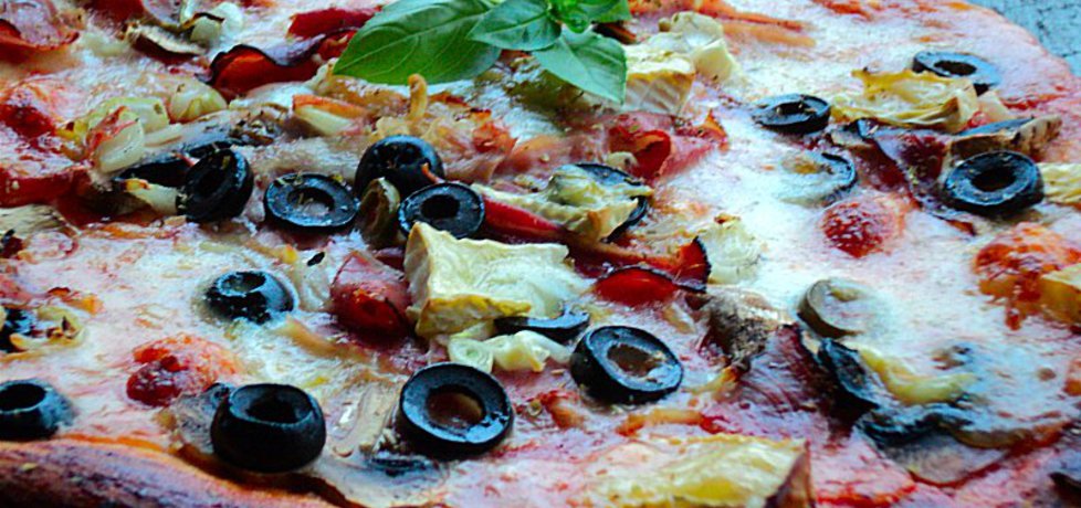Pizza z mozarellą, camembertem, oliwkami na cienkim cieście ...
