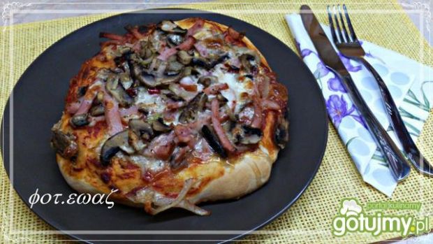 Przepis  pizza z pieczarkami i kiełbasą przepis