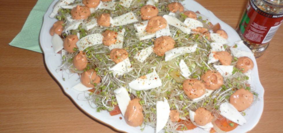 Kiełki brokuła i mozzarella w sałatce obiadowej (autor ...