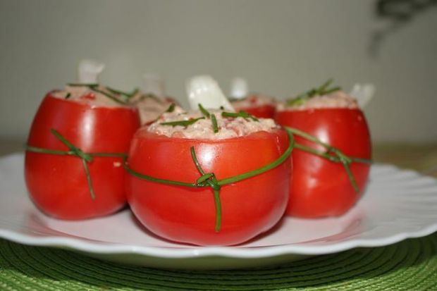Pomidory faszerowane tuńczykiem  przygotowanie