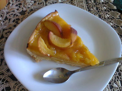 Tarta owocowa z mango i brzoskwiniami