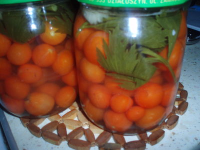 Pomidorki koktajlowe w zalewie z selerem i czosnkiem ...
