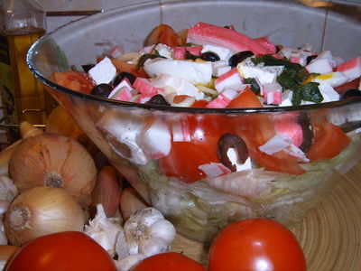 Kolorowa sałatka z fetą i surimi