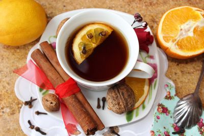 Rozgrzewająca herbata z cynamonem, goździkami, pomarańczą i ...