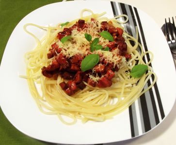 Spaghetti z kiełbasą i cebulą