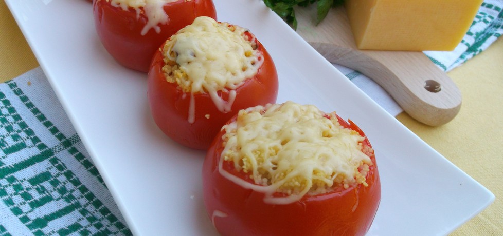 Pomidory nadziewane kaszą kuskus i suszonymi pomidorami. (autor ...