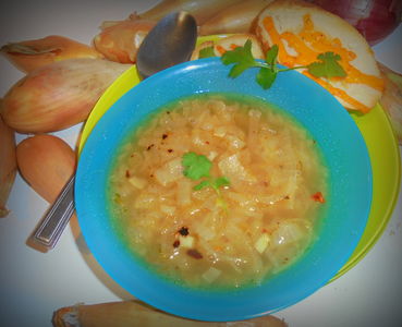 Zupa cebulowa z grzankami serowymi