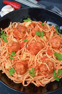 Spaghetti z pieczonymi pulpecikami i czosnkiem