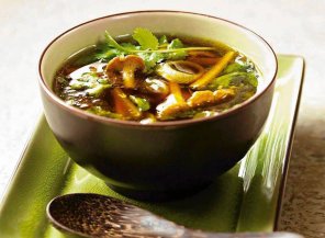 Orientalna zupa z grzybów leśnych