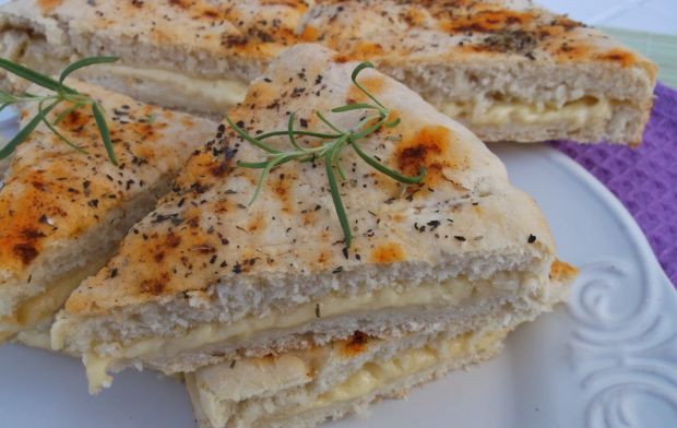 Przepis  włoski chlebek z ziołami i serem żółtym przepis