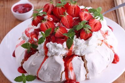 Pavlova z truskawkami i frużeliną