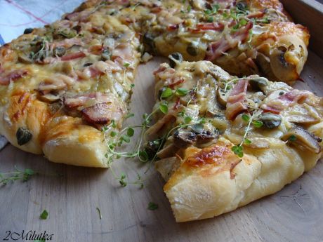 Przepis  pizza z szynką pieczarkami i kaparami przepis