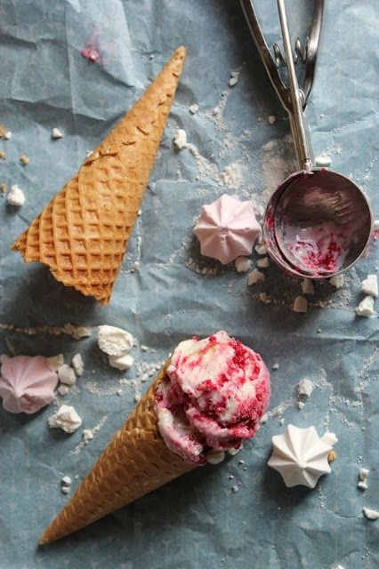 Przepis  lody jogurtowe z bezikami i malinami przepis
