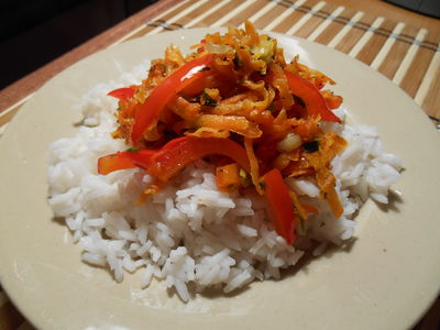 Orientalny ryż z warzywami