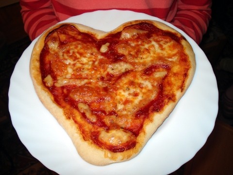 Pizza margherita w kształcie serca