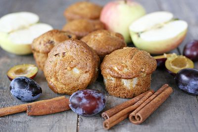Cynamonowe muffinki z jabłkami i śliwkami